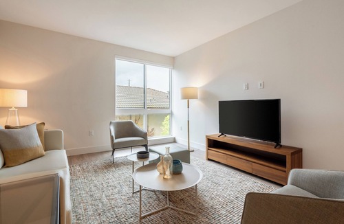Mountain View Apartment | Luxury One Bedroom with Full-Service Amenities