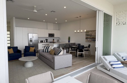 Northwest Point Condo | LUXURY/OVERSIZED - 1 Bed/1.5 Bath near AMAZING SHORE DIVING W/180° Ocean VIEWS