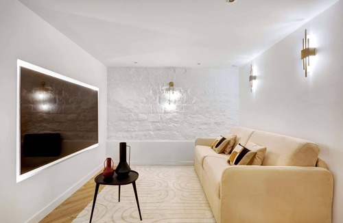 Charonne Apartment | Luxury Paris Duplex 2BDR/6P – Bath & Billiard