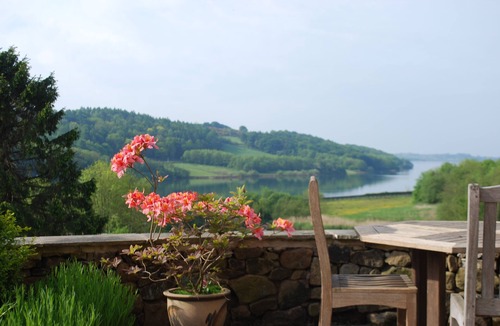 Carsington House | Luxury Peak District Cottage/Barn Derbyshire, Carsington Lake views WiFi