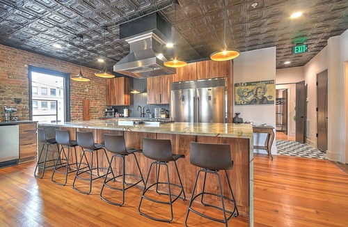 Bristol House | Luxury Penthouse in Downtown Bristol + Cool Patio Sleeps 10 Near Casino/BMS