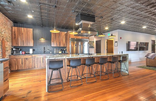 Bristol House | Luxury Penthouse in Downtown Bristol + Cool Patio Sleeps 10 Near Casino/BMS