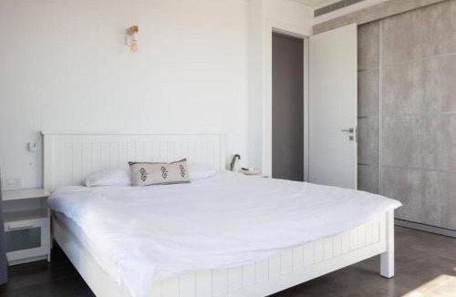 Bat Yam Apartment | Luxury Penthouse w Jacuzzi & Sea View l Mamad