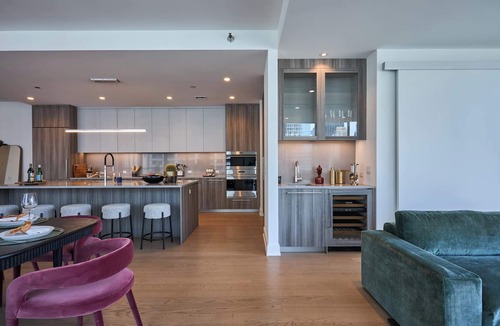 Downtown Chicago Apartment | Luxury PH: Panoramic Views + Prime Location
