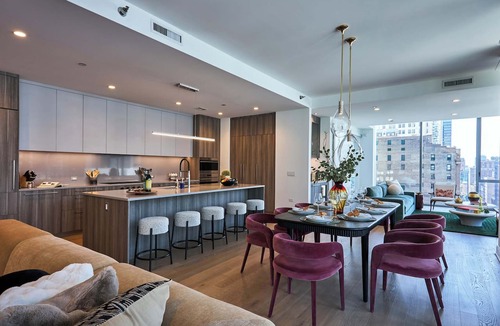 Downtown Chicago Apartment | Luxury PH: Panoramic Views + Prime Location