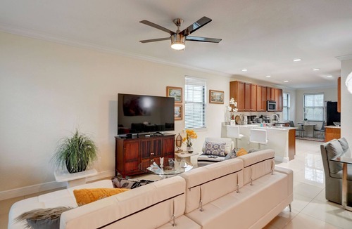 Beachway Estates House | Luxury Pompano beach Vacation With Pool & minutes to beach.