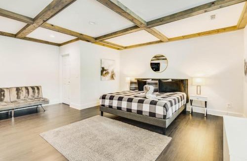 Conyers House | Luxury Poolside 4BR Sanctuary, Sleeps 8