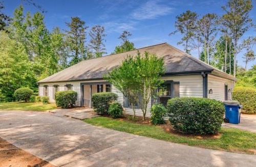 Conyers House | Luxury Poolside 4BR Sanctuary, Sleeps 8