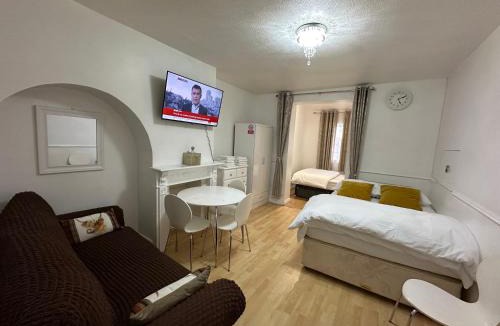 Downham Apartment | Luxury Private 2nd Studio Flat With Great Views in Keedonwood Road With Fully Own Bathroom Newly Added And Private Kitchenette