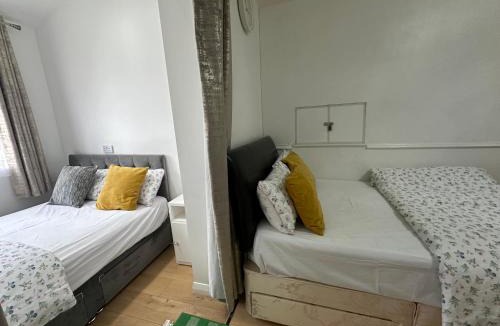 Downham Apartment | Luxury Private 2nd Studio Flat With Great Views in Keedonwood Road With Fully Own Bathroom Newly Added And Private Kitchenette