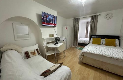 Downham Apartment | Luxury Private 2nd Studio Flat With Great Views in Keedonwood Road With Fully Own Bathroom Newly Added And Private Kitchenette