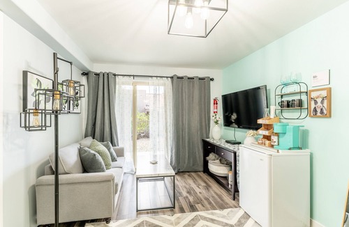 Osoyoos House | Luxury, Private Home with Pool & Hot Tub, near Golf Course and Beach!
