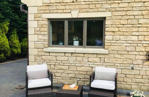Earlswood Apartment | Luxury, private, secure self-contained Coach House, near Wythall and close to the NEC