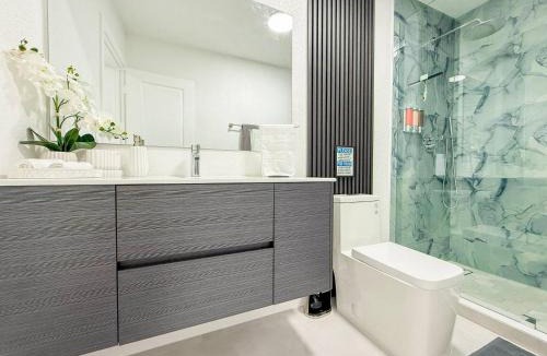 Miramar House | Luxury Private Studio King Bed Free Parking