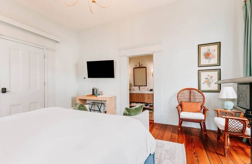 Athens Hotel | Luxury Private Suite in Boutique Historic Inn The Athenian- Downtown Location