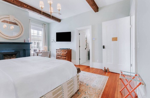 Athens Hotel | Luxury Private Suite in Boutique Historic Inn The Athenian -Downtown Location