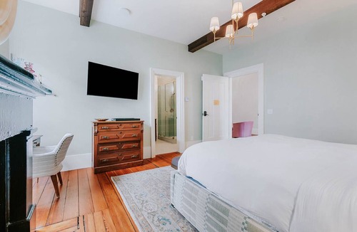 Athens Hotel | Luxury Private Suite in Boutique Historic Inn The Athenian -Downtown Location
