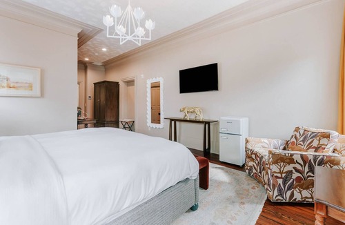 Athens Hotel | Luxury Private Suite in Boutique Historic Inn The Athenian- Downtown Location