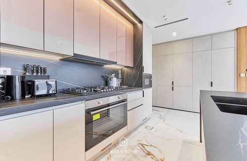 Dubai Villa | Luxury Private Townhouse | Golf Course and Lagoon Access