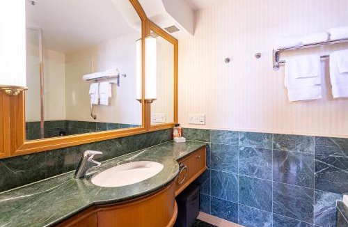 Surfers Paradise Hotel | Luxury Privately Owned Ocean View Studio OAKS Gold Tower
