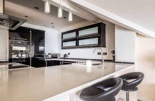Dawlish Apartment | Luxury Quiet Apt Sleeps 6|Coastal Views & Sea View