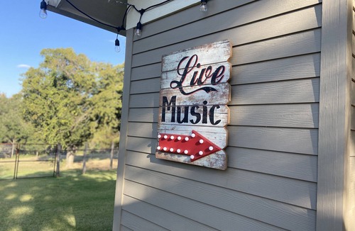 Fredericksburg House | Luxury rental in the heart of Fredricksburg minutes from Main Street.