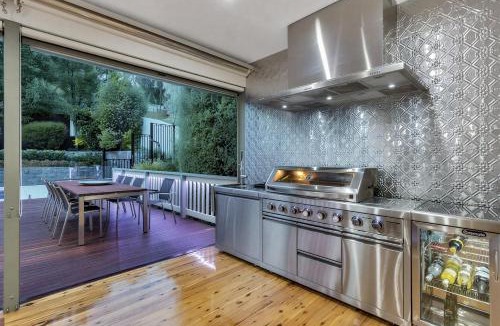 Bellevue Heights House | Luxury Resort Studio Apartment Retreat with Pool, Tennis & Alfresco