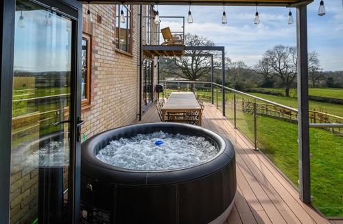 Harmer Hill Villa | Luxury Retreat I Hot tub I Cinema I Games