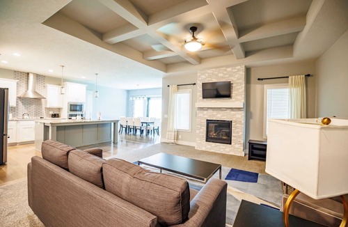 Jefferson House | Luxury Retreat: Modern 5BR Ranch in Bennington