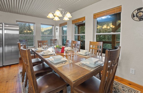 Red River House | "Luxury Riverfront Cabin "Moe's Riverside Lodge" Pool Table-AC-On the River-Pet Friendly