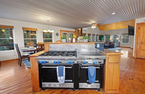 Red River House | "Luxury Riverfront Cabin "Moe's Riverside Lodge" Pool Table-AC-On the River-Pet Friendly
