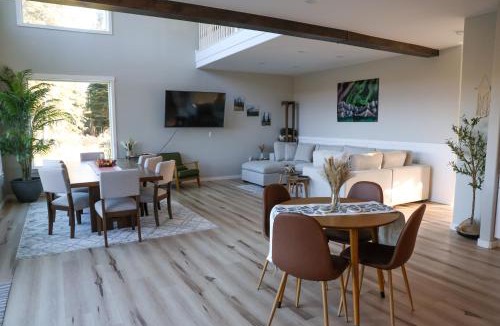 College House | Luxury Riverfront Estate いの