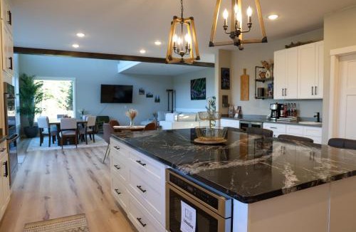 College House | Luxury Riverfront Estate いの