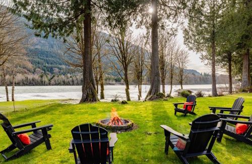 Concrete House | Luxury Riverfront Estate Hot tub views-Ideal for large groups or Family Getaways