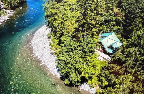 Baring Cabin | Luxury Riverfront Log Cabin Near Stevens Pass with Hot Tub & Two-Story Fireplace