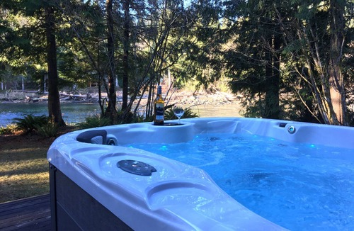 Baring Cabin | Luxury Riverfront Log Cabin Near Stevens Pass with Hot Tub & Two-Story Fireplace