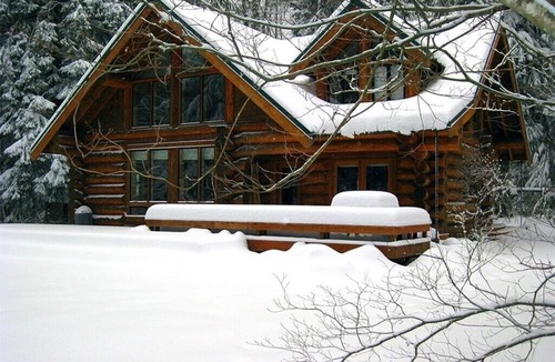Baring Cabin | Luxury Riverfront Log Cabin Near Stevens Pass with Hot Tub & Two-Story Fireplace