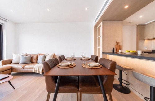 Elephant and Castle Apartment | Luxury Riverside 2-Bed with Balcony AC US Embassy Views