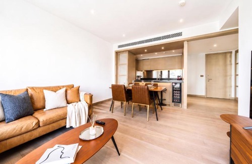 Elephant and Castle Apartment | Luxury Riverside 2-Bed with Balcony AC US Embassy Views