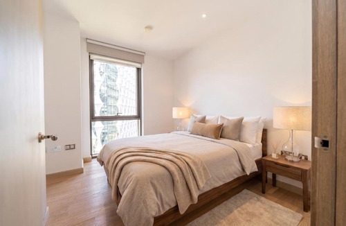 Elephant and Castle Apartment | Luxury Riverside 2-Bed with Balcony AC US Embassy Views