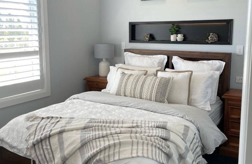 Shadforth House | Luxury Romantic Farm Stay, Feed the horses roam the acreage 12 mins to Orange