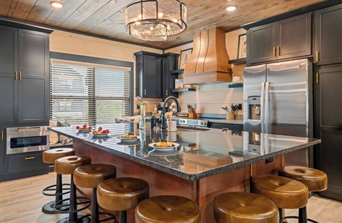 Sevierville Villa | Luxury Rooftop - Indoor Pool - Home Theater - Game Rooms - Hot tub -Arcade Games