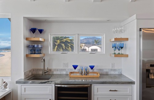 Carpinteria House | Luxury Sandcastle Beachfront! Sleeps 8 - Walk Everywhere!