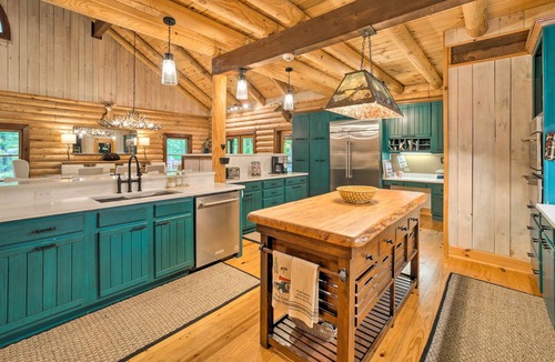 Sapphire Cabin | Luxury Sapphire Getaway w/ Deck + Game Room!