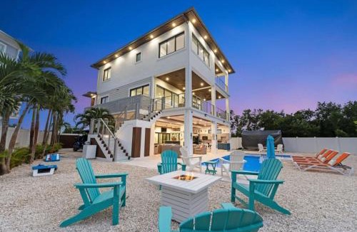 Marathon House | Luxury Seaside Escape ~ Heated Pool w Jacuzzi ~ Elevator ~ Dock ~ Scenic Views