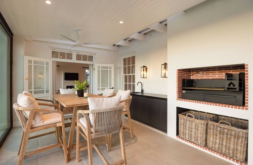 Klapmuts House | Luxury, self-catering Manor with 6 bedrooms, views of mountains & vineyards