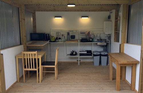 Wadhurst Cabin | Luxury Shepherds Hut, W/large Garden, Firepit, & Wi-fi @ Cedar Gables Campsite