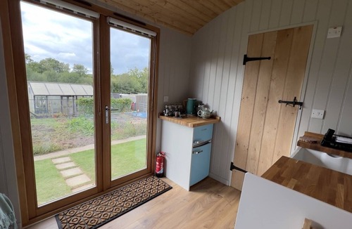 Wadhurst Cabin | Luxury Shepherds Hut, W/large Garden, Firepit, & Wi-fi @ Cedar Gables Campsite