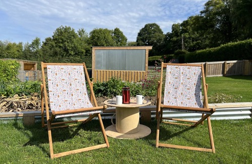 Wadhurst Cabin | Luxury Shepherds Hut, W/large Garden, Firepit, & Wi-fi @ Cedar Gables Campsite