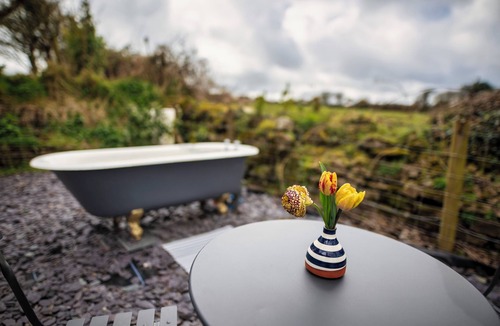 Mabe Cabin | Luxury Shepherds Hut with Bath